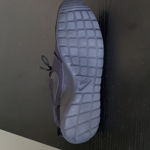 Nike Roshe men's sz.9 Pre-owned.   Black knit.  Hole left foot last picture - Picture 5 of 11